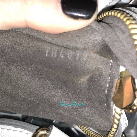 EUC LOUIS VUITTON MAHINA XL GRIS HOBO - Picture 5 of 8